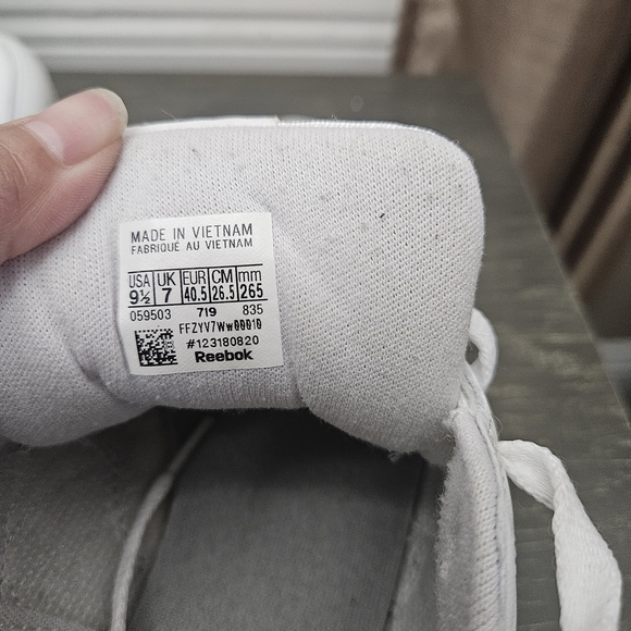 Reebok Classic White Sneakers. Size 9.5 Shoes. Casual - Picture 4 of 6